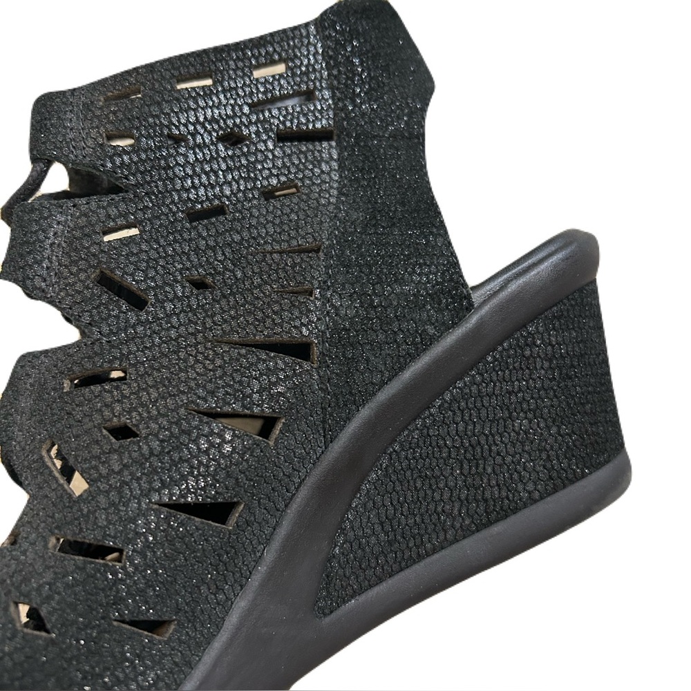 Earth Daylily Black Wedge Sandals with Cutout Design - Picture 10 of 10